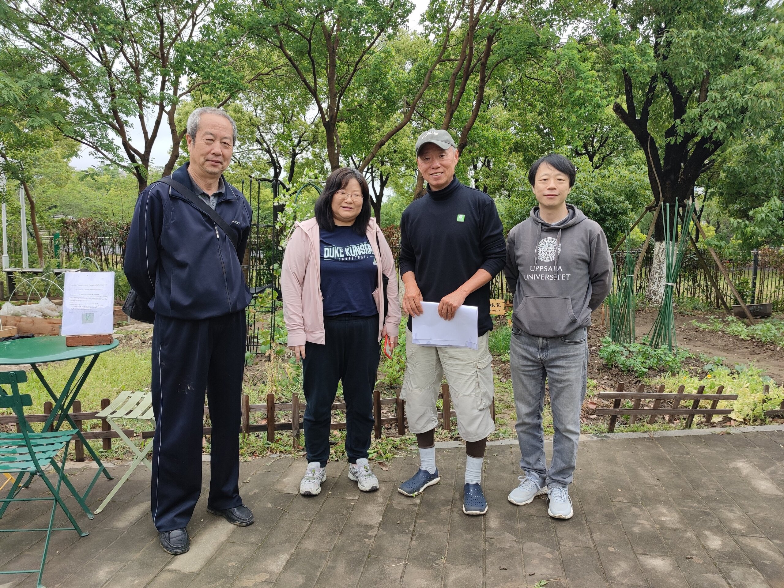 王京康先生(右二)访问昆山杜克大学社区花园