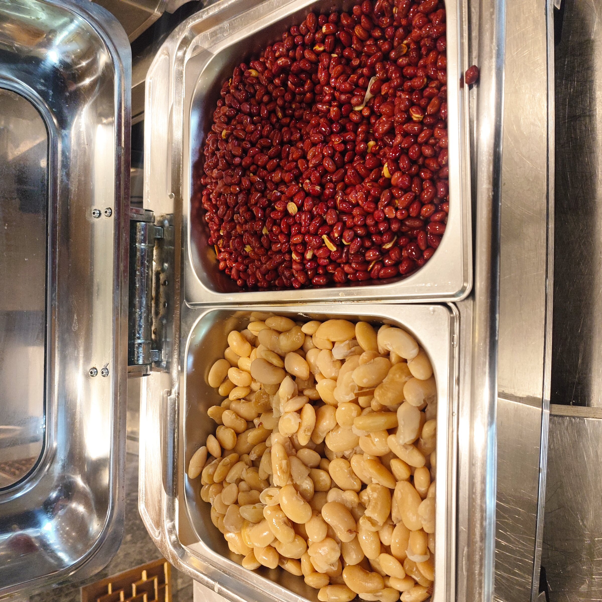 Kidney beans and fried peanuts